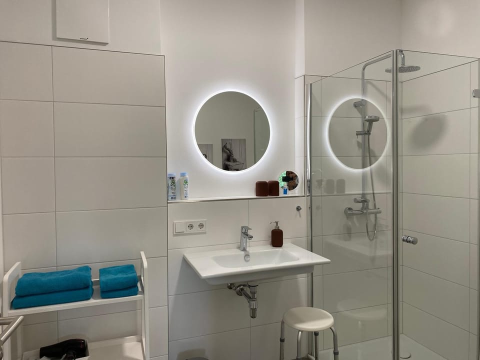 Shower, Bathroom, towels