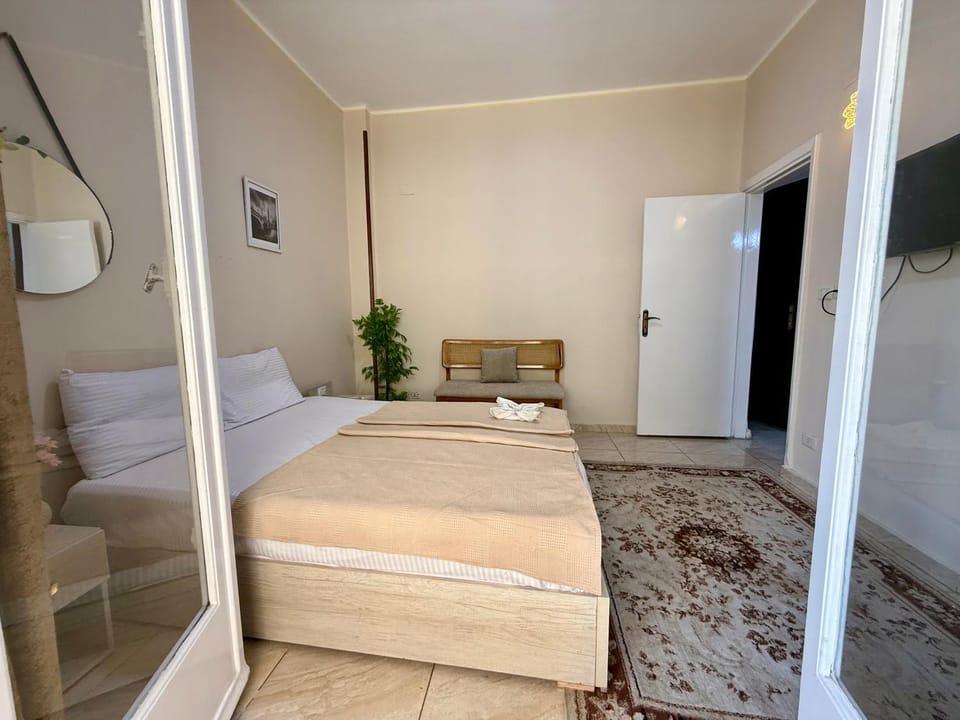 Bed, TV and multimedia, Living room, Photo of the whole room, Seating area, Bedroom, towels, wardrobe