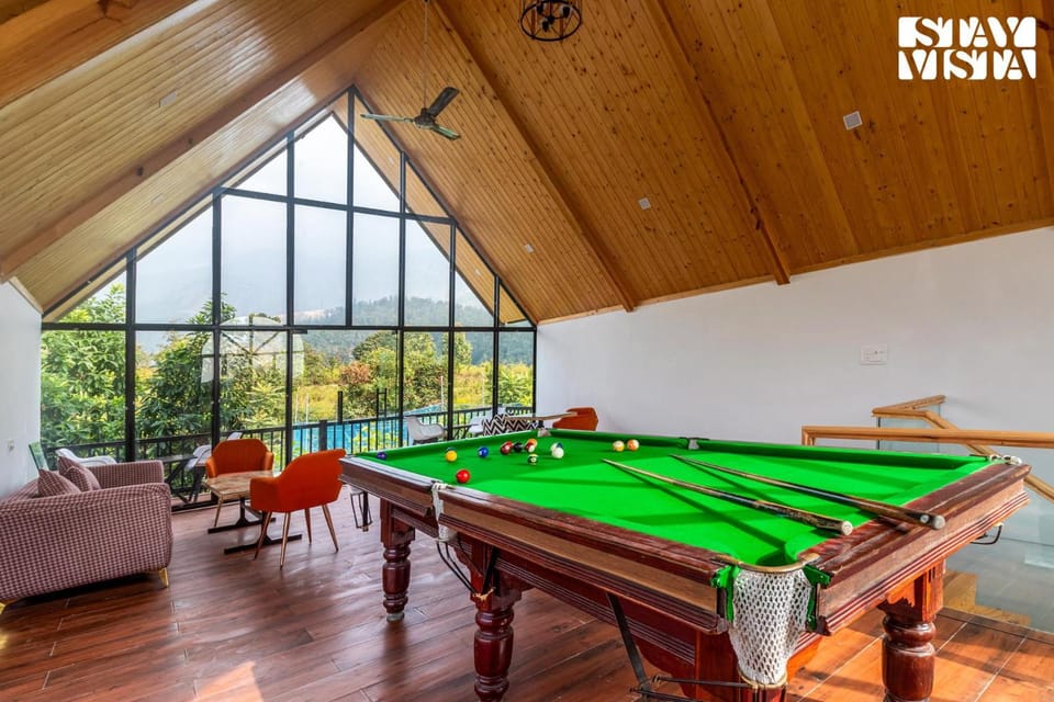 Billiard, Game Room