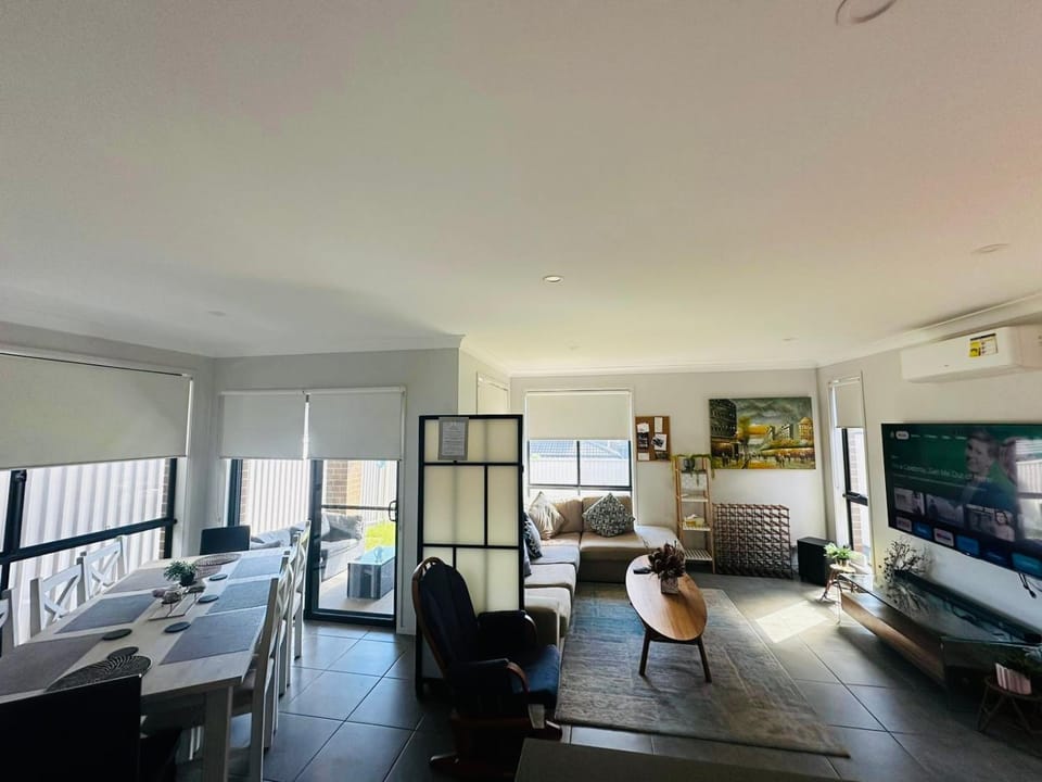 Communal lounge/ TV room, TV and multimedia, Living room, Seating area, Evening entertainment