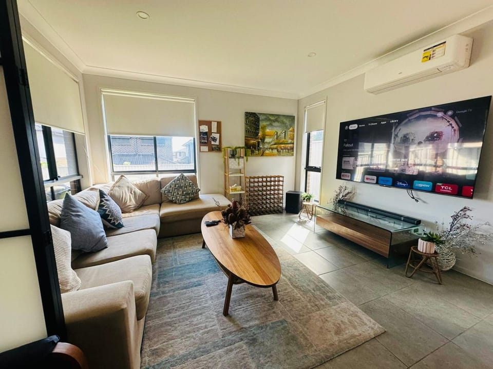 Communal lounge/ TV room, TV and multimedia, Living room, Seating area, Evening entertainment, air conditioner