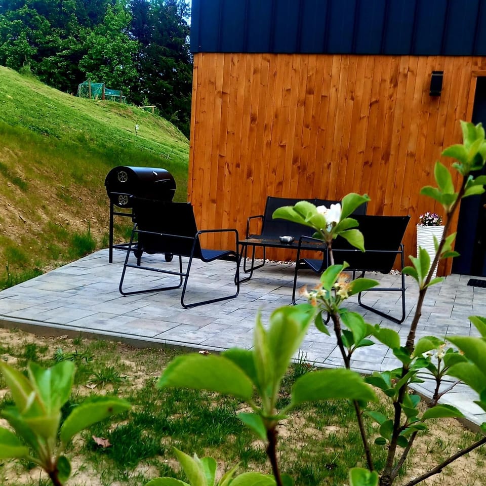Spring, Day, BBQ facilities, BBQ facilities, Garden, Garden view