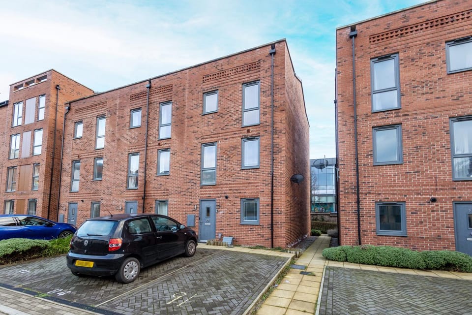 Property building, Day, Neighbourhood, Street view, Location, Parking