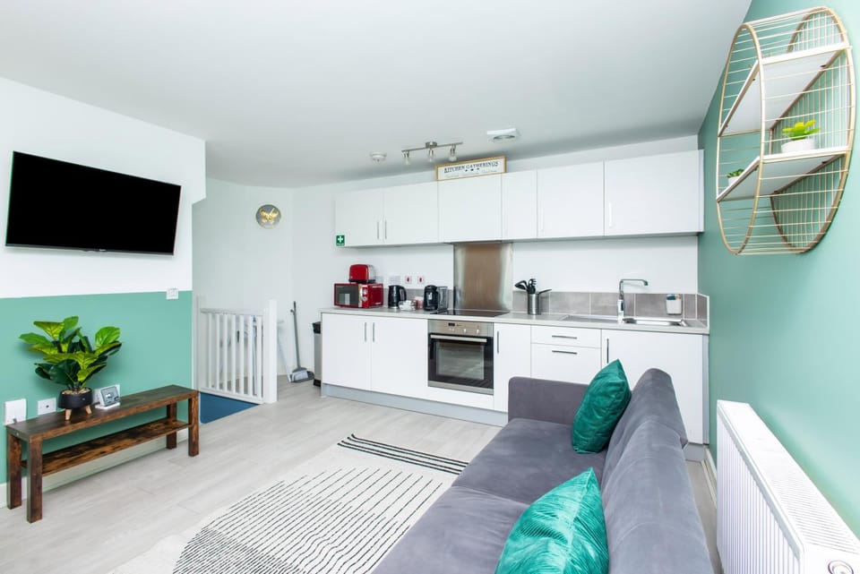 TV and multimedia, Coffee/tea facilities, Kitchen or kitchenette, Living room, Seating area, Dining area, minibar, oven, stove