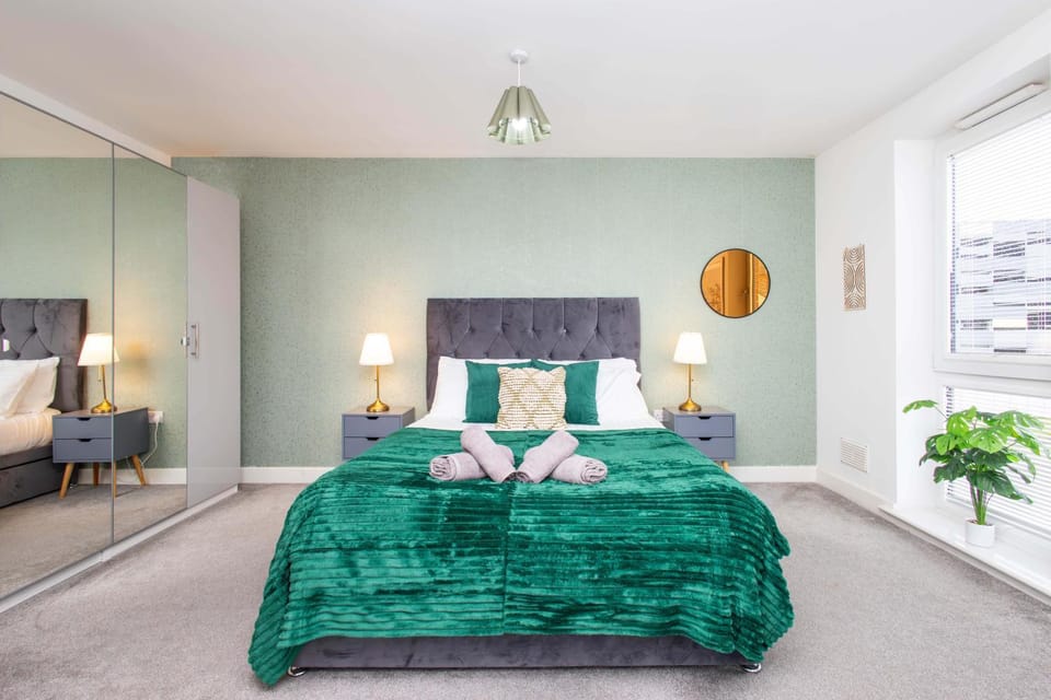 Bed, Photo of the whole room, Bedroom, towels