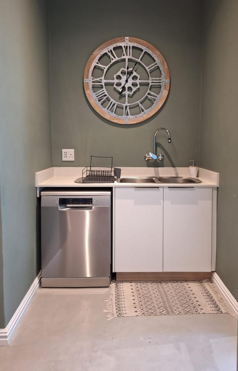 Kitchen or kitchenette, dishwasher