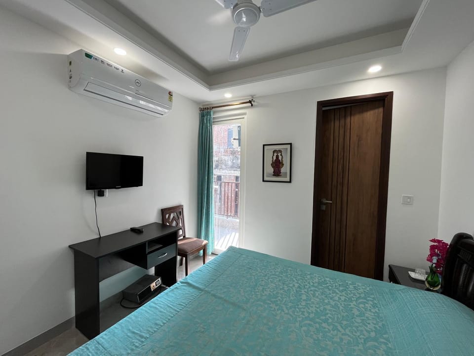 Fully Furnished Comfortable Rooms in Hauz Khas - Woodpecker Apartments Bed and Breakfast in New Delhi