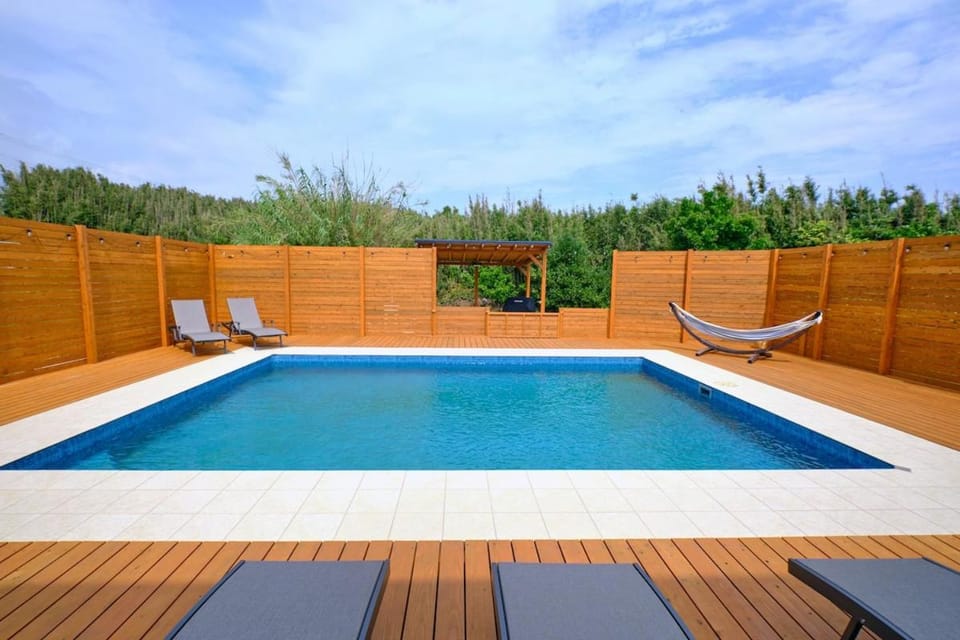 Day, Natural landscape, Pool view, Swimming pool, sunbed