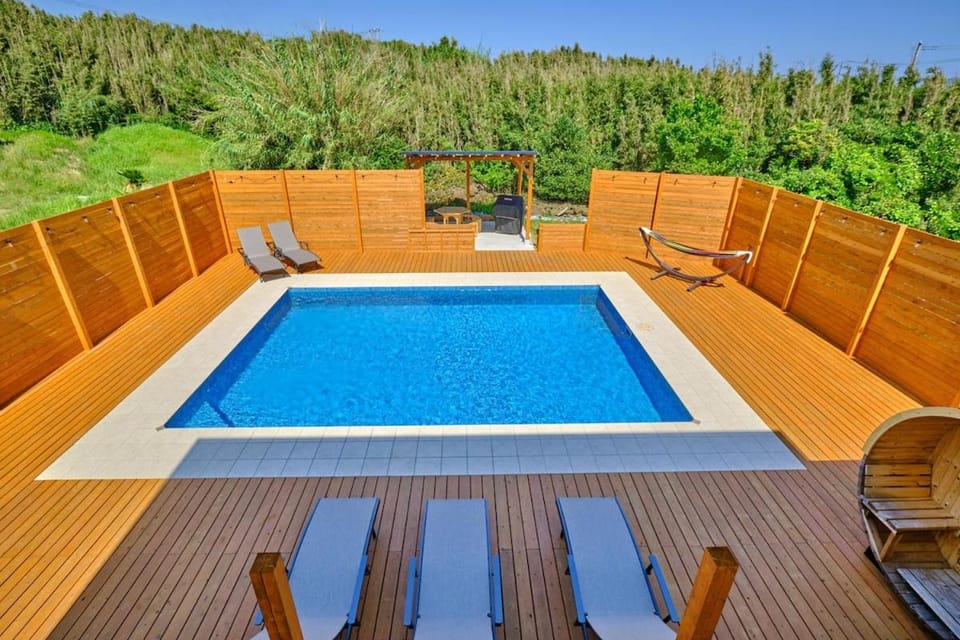 Day, Natural landscape, Pool view, Swimming pool, sunbed