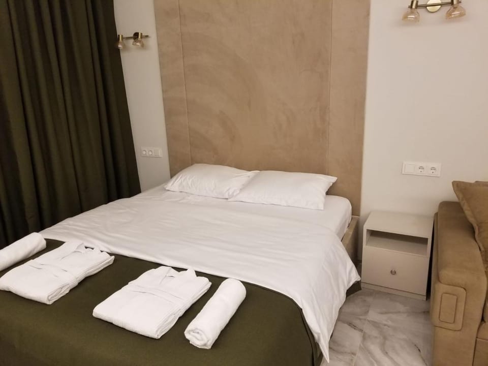 Bed, Bedroom, towels
