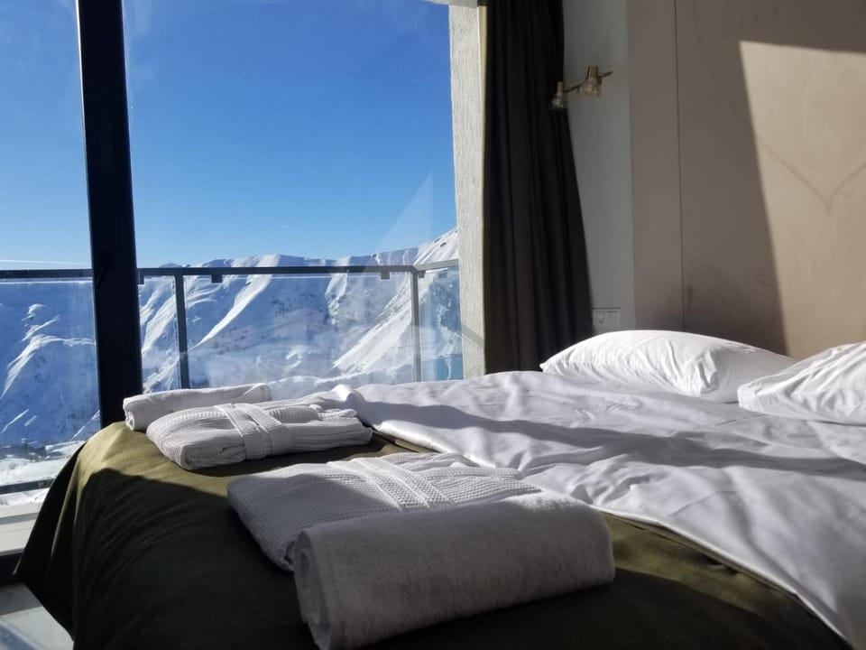 Bed, Bedroom, Mountain view, towels