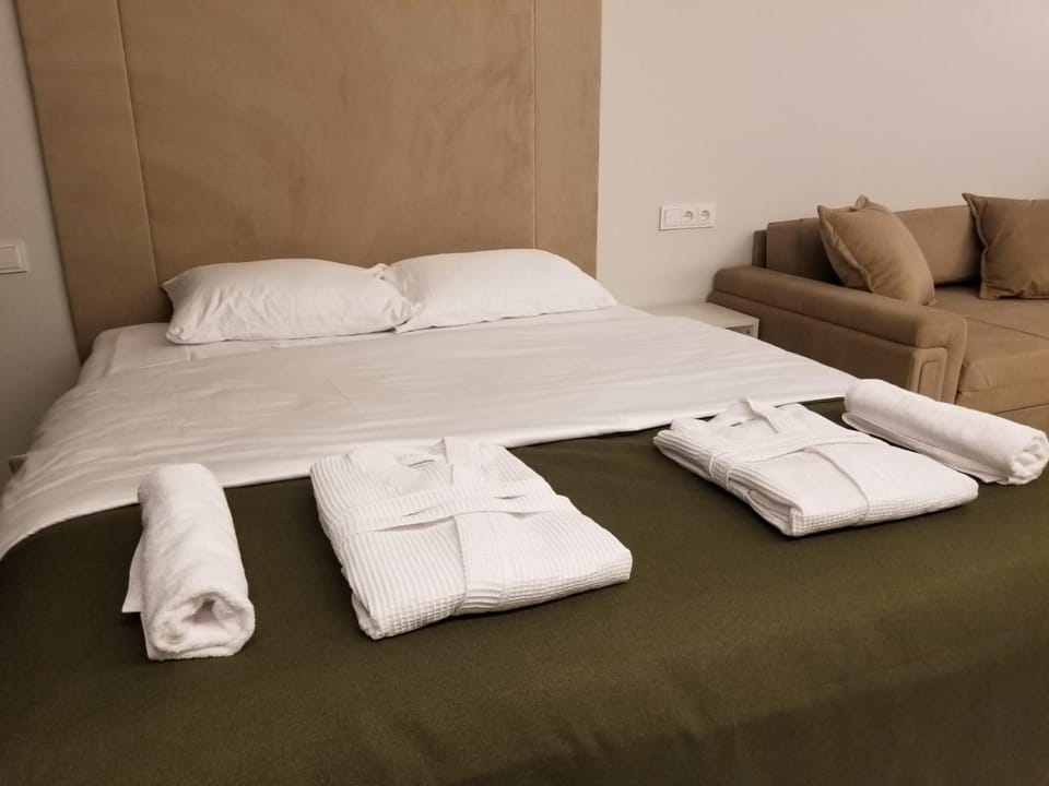 Bed, Bedroom, towels