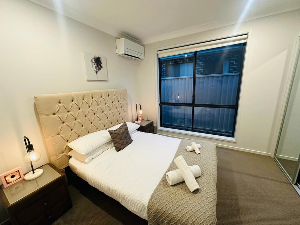 Bed, Living room, Photo of the whole room, Seating area, Bedroom, air conditioner