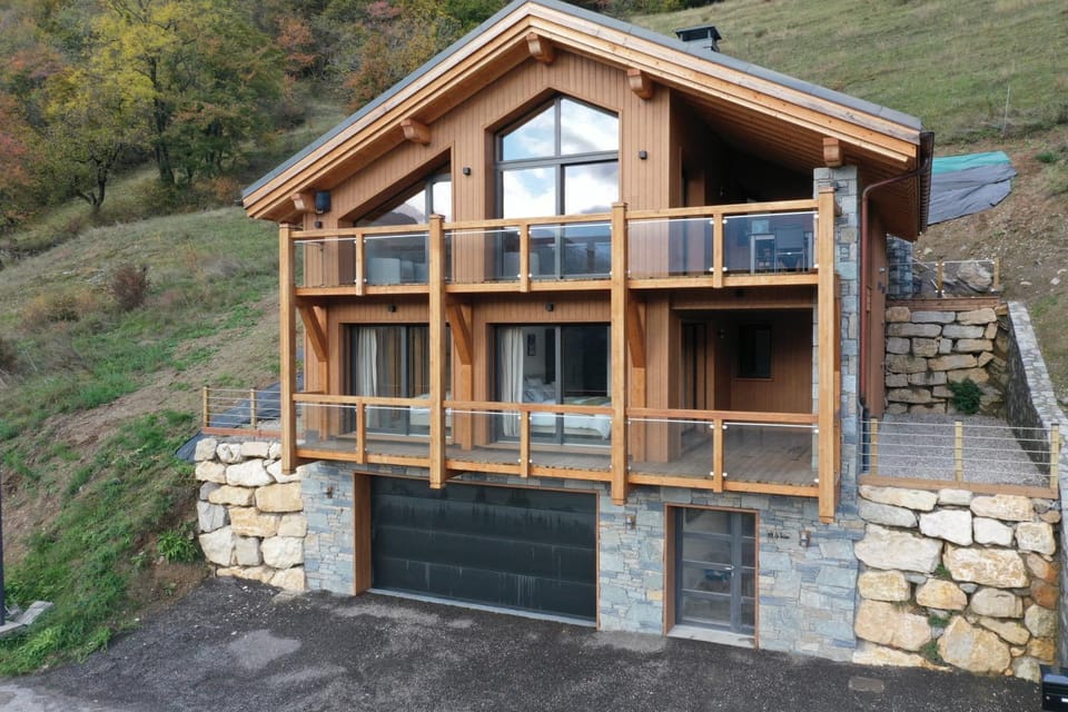 Property building, Natural landscape, Balcony/Terrace, Mountain view