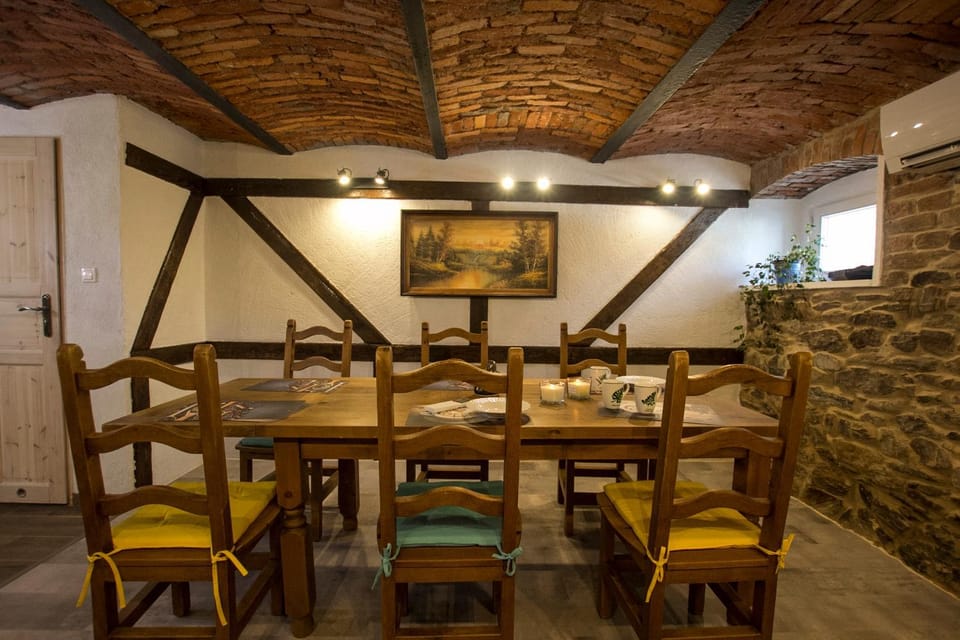 Seating area, Dining area