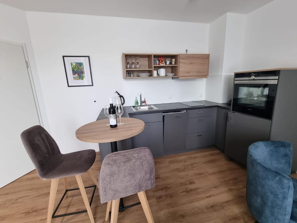 Kitchen or kitchenette, Dining area