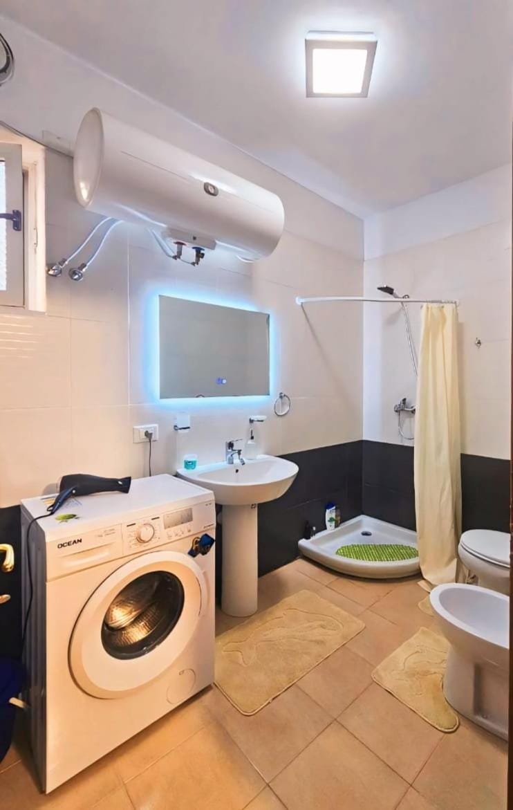 Toilet, Bathroom, Bath, bidet, towels, washing machine