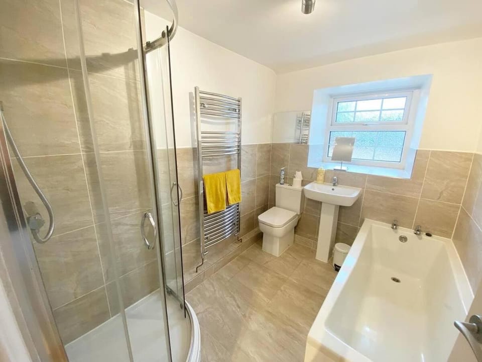 43 Heol Maelor- A Homely Cottage in Wrexham, North Wales House in Wales