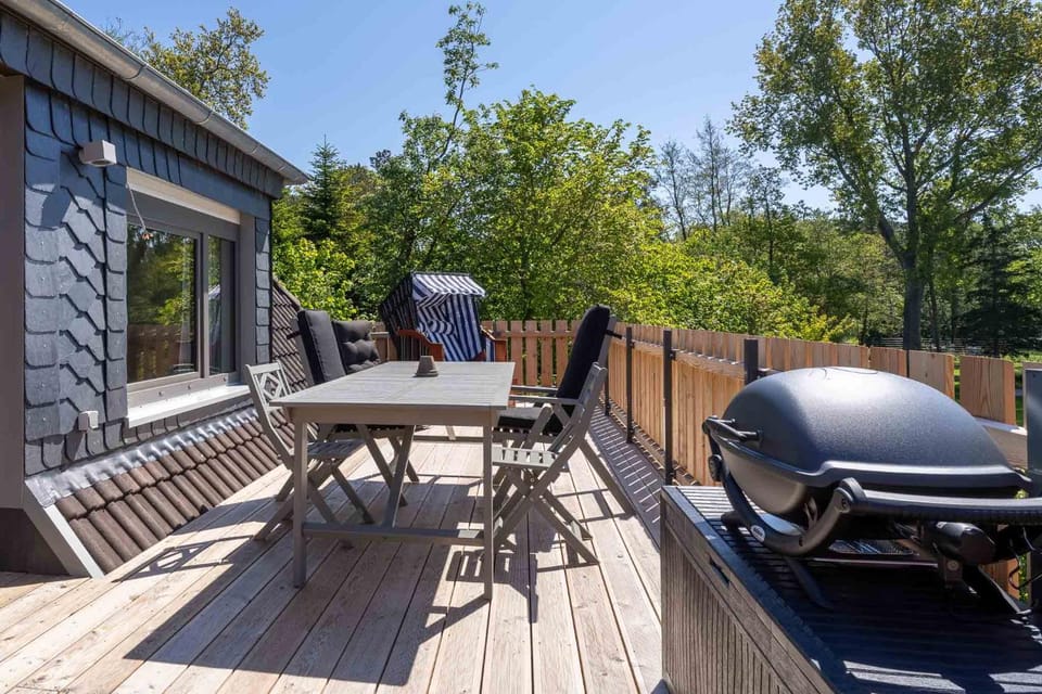 Patio, Spring, Day, BBQ facilities, BBQ facilities, View (from property/room), Balcony/Terrace, Balcony/Terrace, Dining area