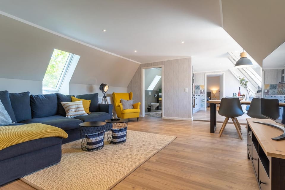 TV and multimedia, Living room, Seating area, Dining area
