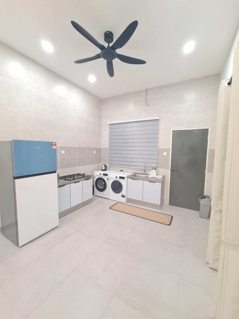 Kitchen or kitchenette, fireplace, washing machine, dryer