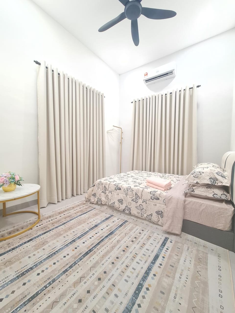 Bed, Photo of the whole room, Bedroom, fireplace, air conditioner