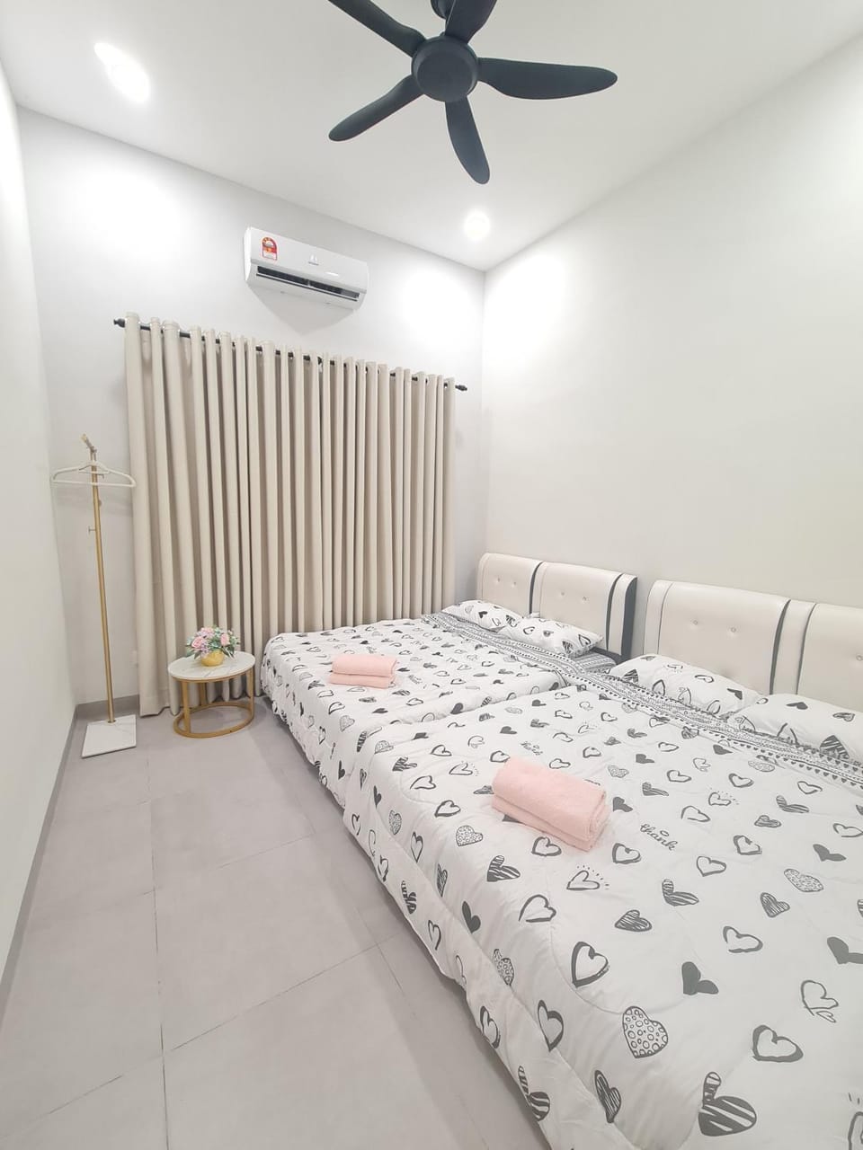 Bed, Photo of the whole room, Bedroom, fireplace, air conditioner