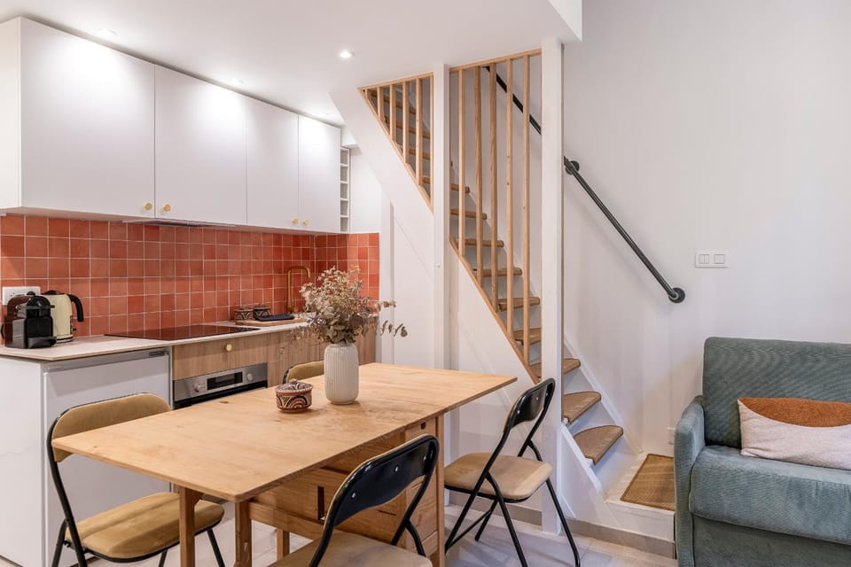 Kitchen or kitchenette, Dining area