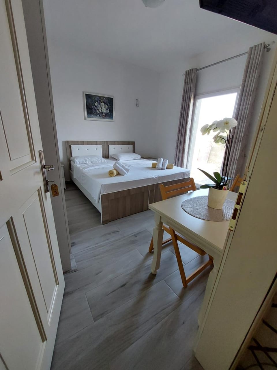 Bed, Photo of the whole room, Bedroom, towels