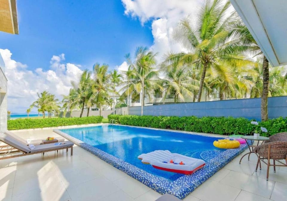 Day, Pool view, Swimming pool, sunbed