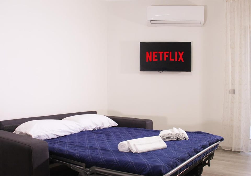 Bed, TV and multimedia, towels