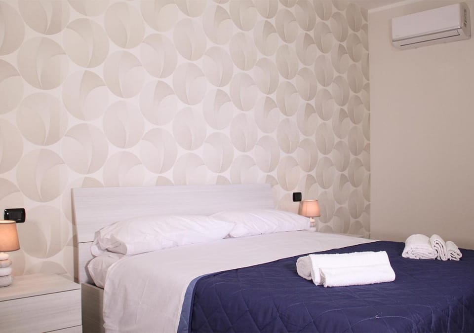 Bedroom, towels