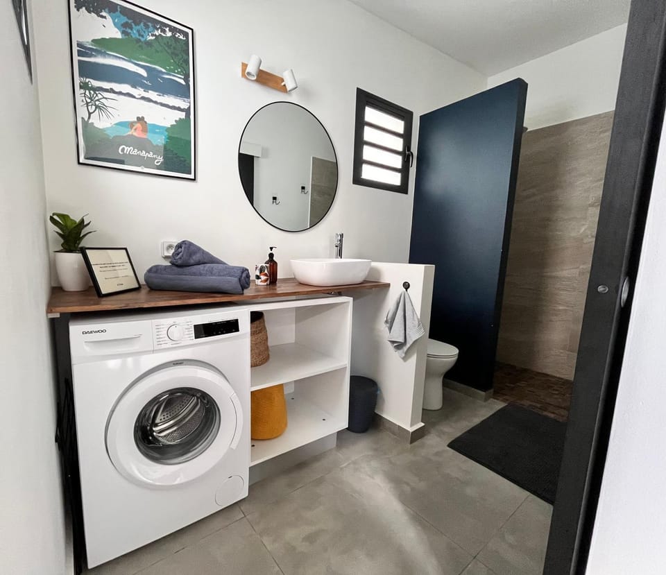 Shower, Toilet, Bathroom, towels, washing machine