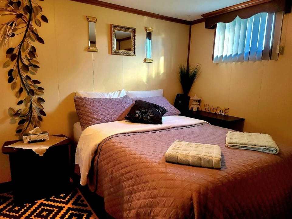 Bed, Photo of the whole room, Bedroom, towels