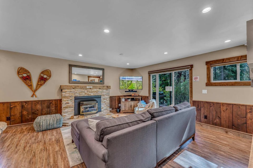 3BD with Hot Tub Two Minutes from King Beach House in Tahoe Vista