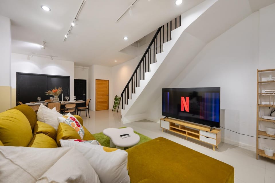 Communal lounge/ TV room, TV and multimedia, Living room, Evening entertainment