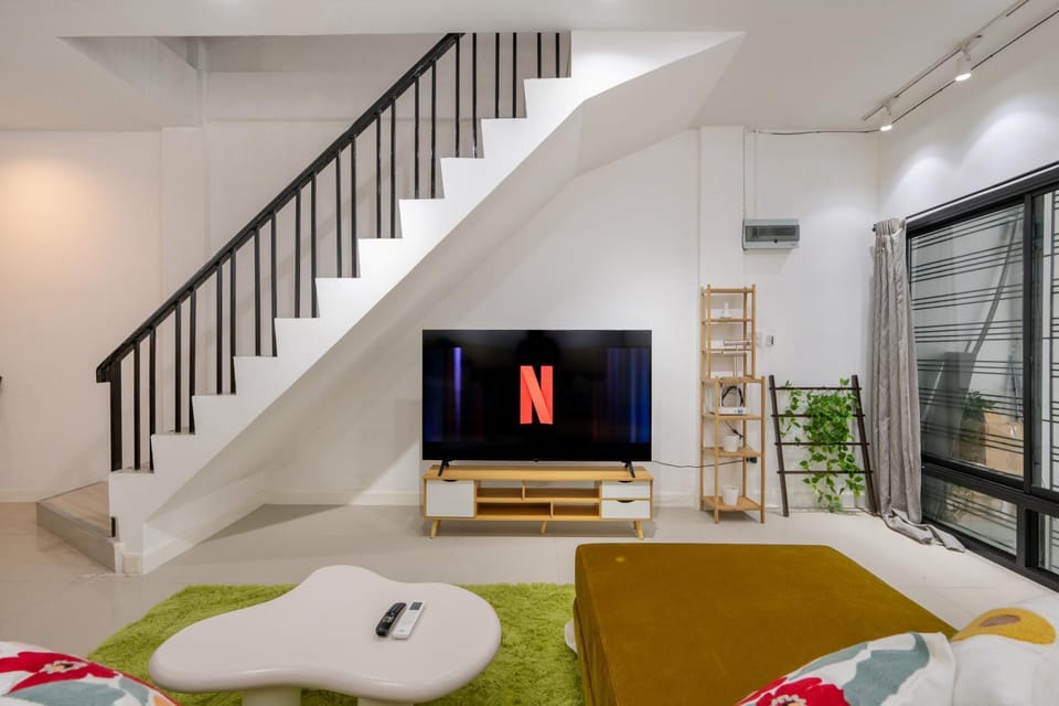 Communal lounge/ TV room, TV and multimedia, Living room, Seating area, Evening entertainment