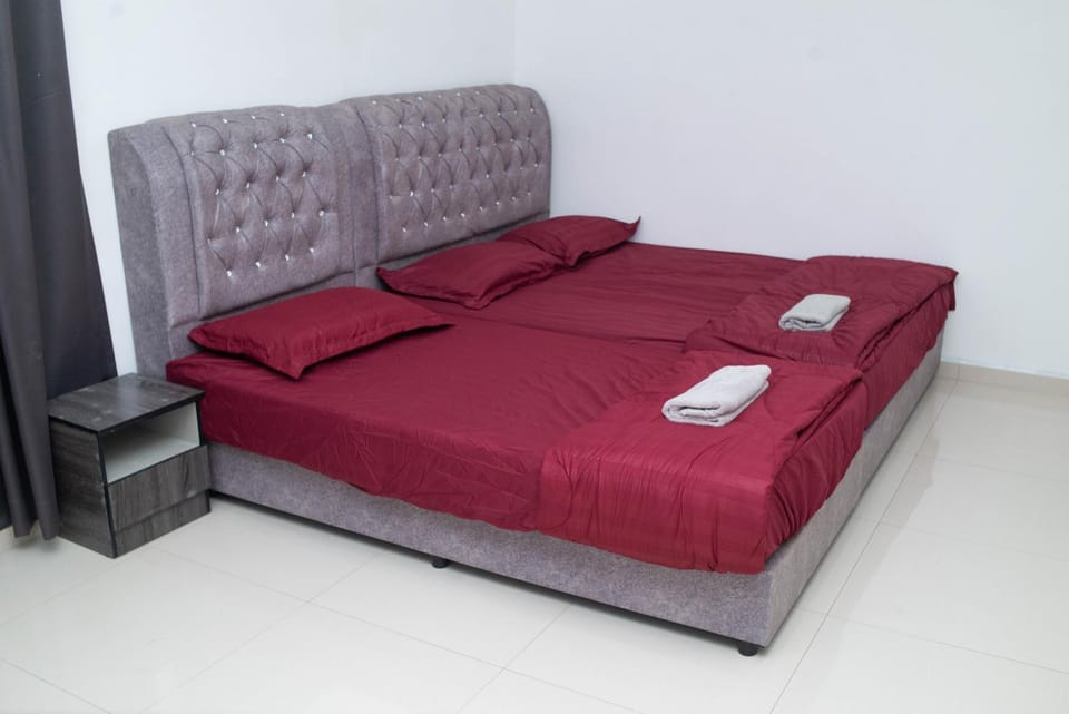 Bed, Bedroom, towels