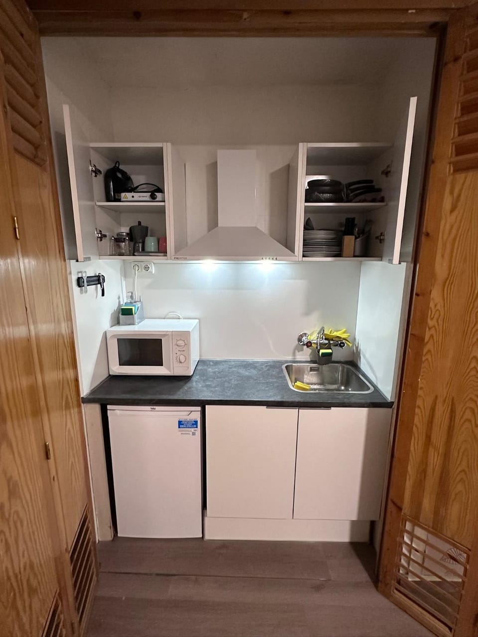 Kitchen or kitchenette, minibar