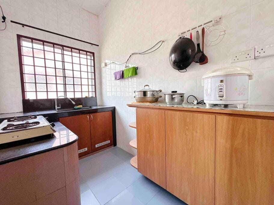 TAMAN UNIVERSITI THREE BEDROOMS 6-10Pax UTM, SKUDAI House in Johor Bahru