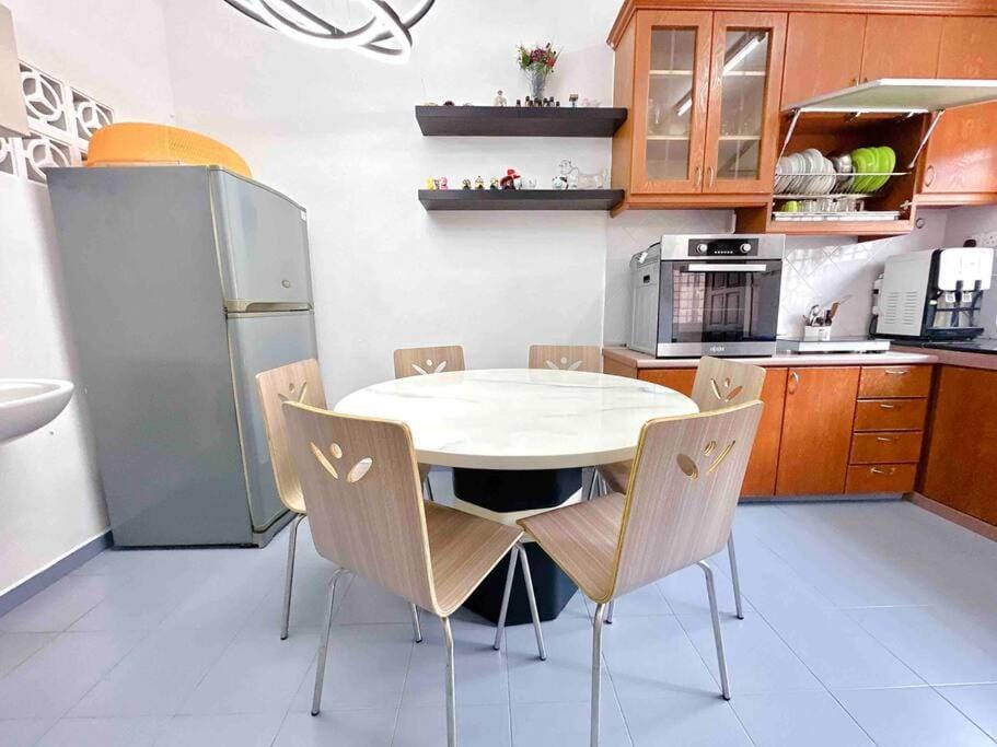 TAMAN UNIVERSITI THREE BEDROOMS 6-10Pax UTM, SKUDAI House in Johor Bahru