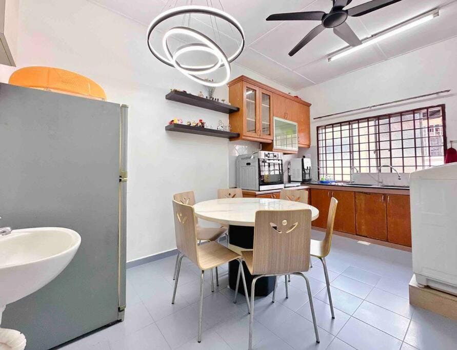 TAMAN UNIVERSITI THREE BEDROOMS 6-10Pax UTM, SKUDAI House in Johor Bahru