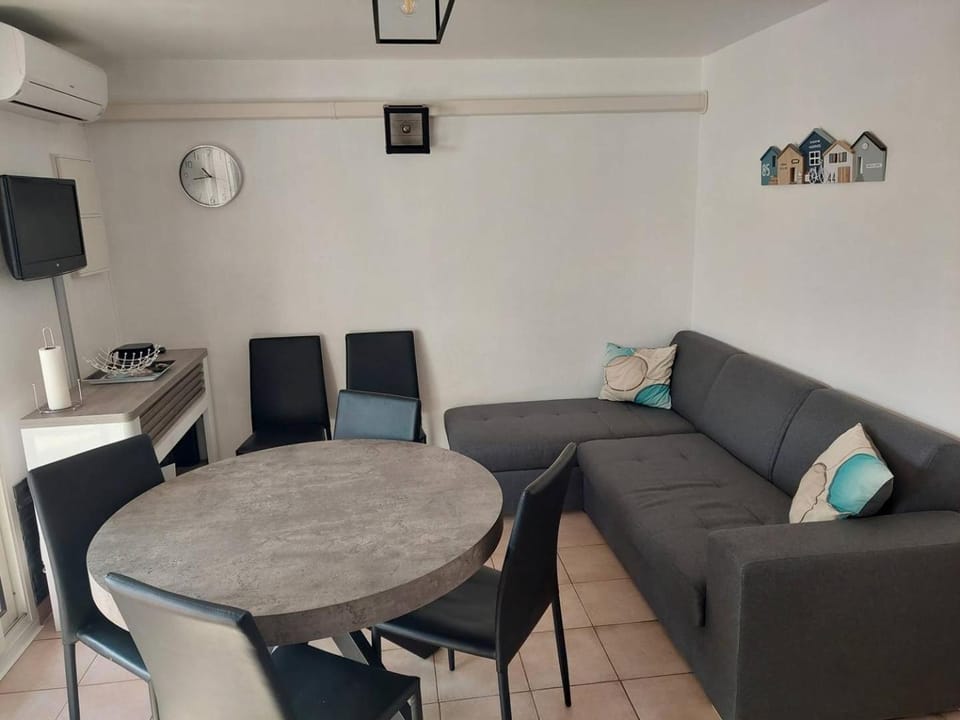 Living room, Dining area, air conditioner