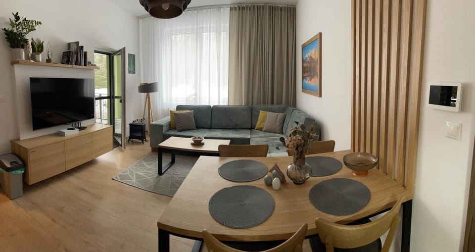 Communal lounge/ TV room, TV and multimedia, Living room, Seating area, Evening entertainment