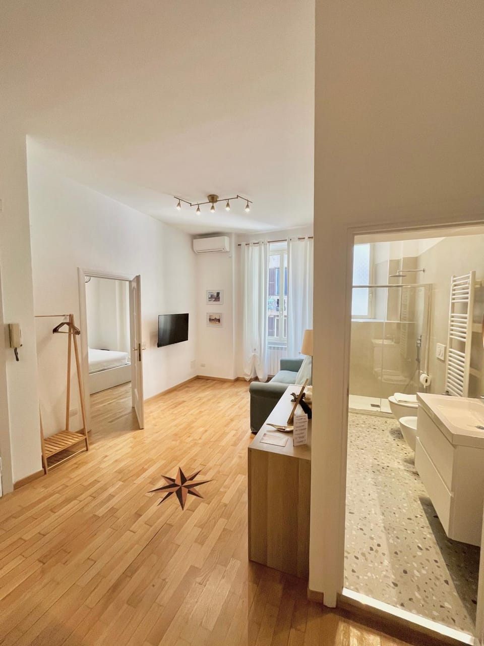 Bathroom, TV and multimedia, Photo of the whole room, Bedroom