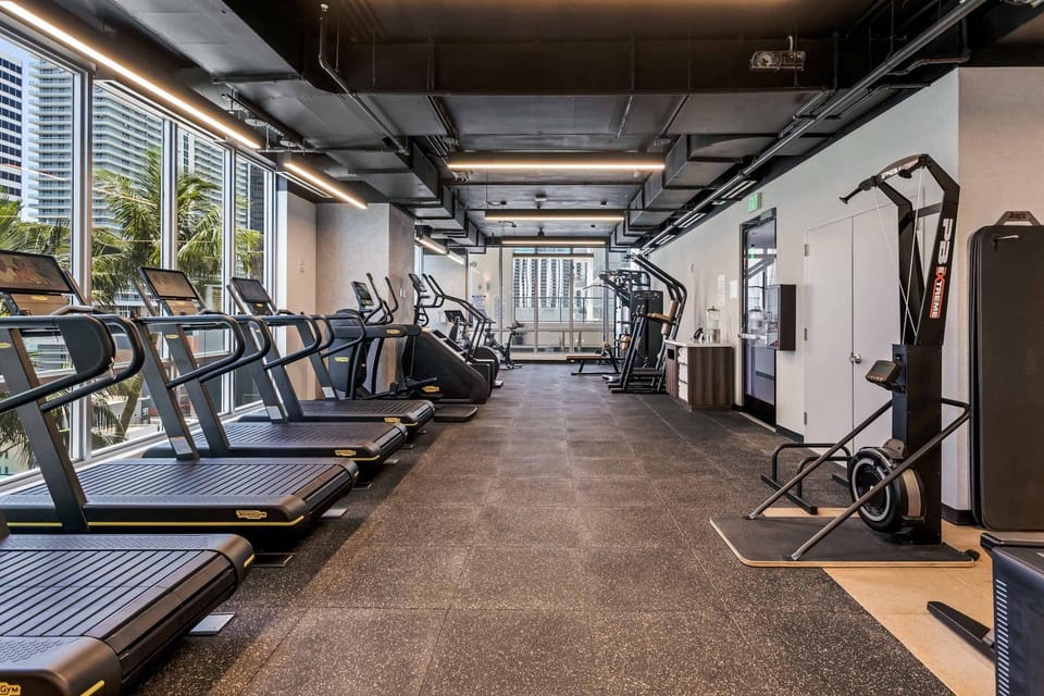 Huge Studio POOL & GYM - Explore Miami's Heat Apartment in Miami