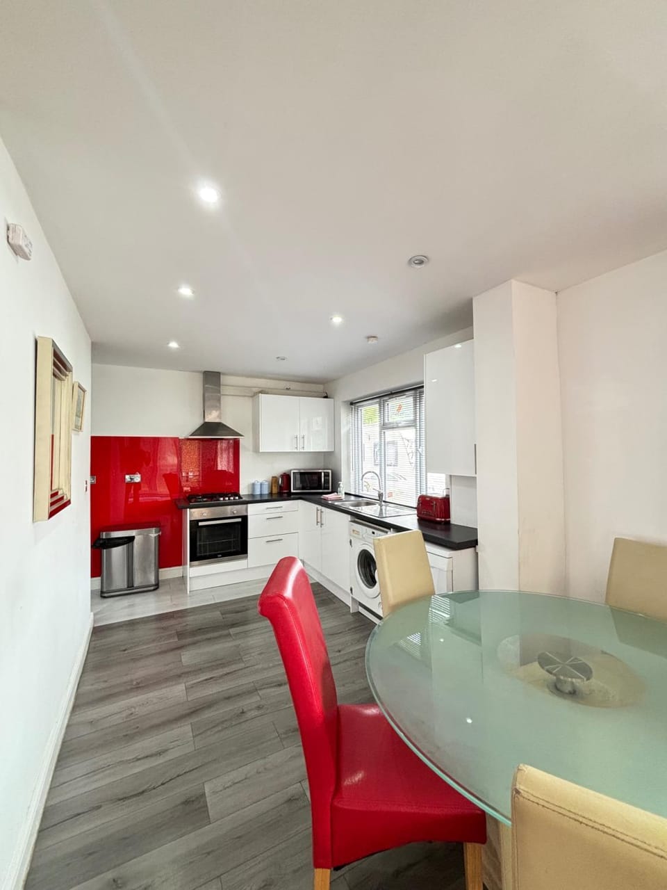 2 Bed-1 Bath-Sleeps 4-Parking-Pets House in Wycombe District