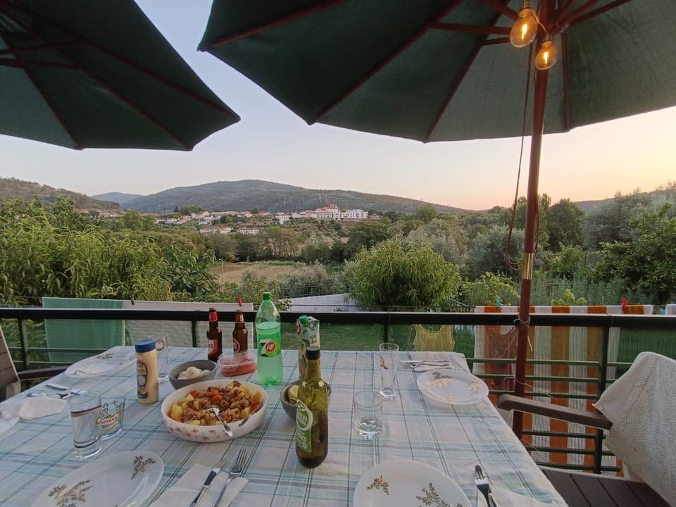 Natural landscape, View (from property/room), Balcony/Terrace, Food and drinks, Dining area, Food, Mountain view