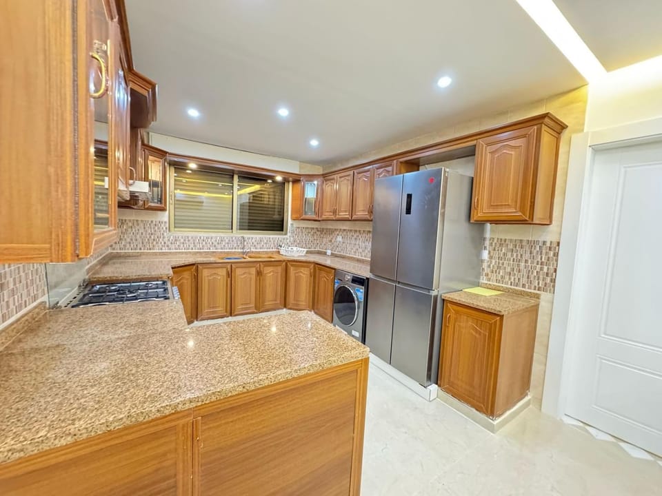 Kitchen or kitchenette, minibar, oven, stove