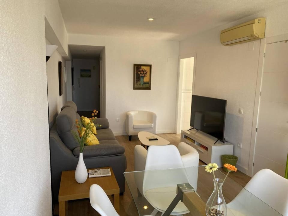 Communal lounge/ TV room, TV and multimedia, Living room, Seating area, Dining area, Evening entertainment